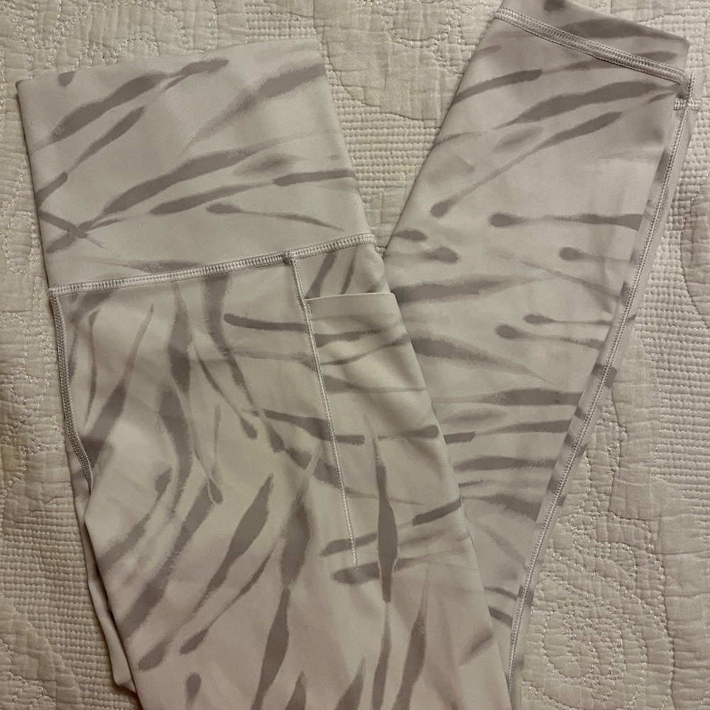 Athleta Salutation Stash Pocket II 7/8 Legging - Small
